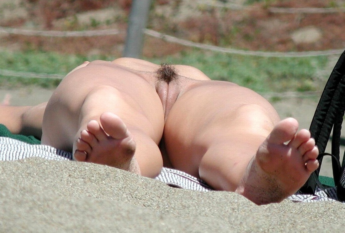 Подглядывание под юбку без трусов