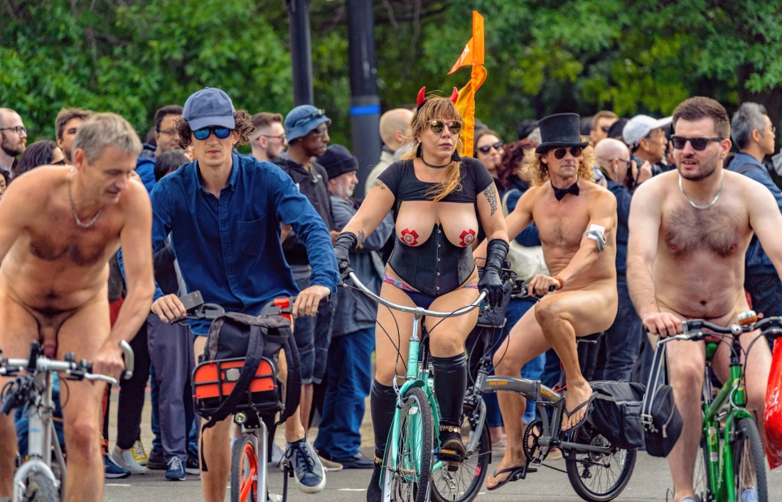 Голый велопробег большие сиськи