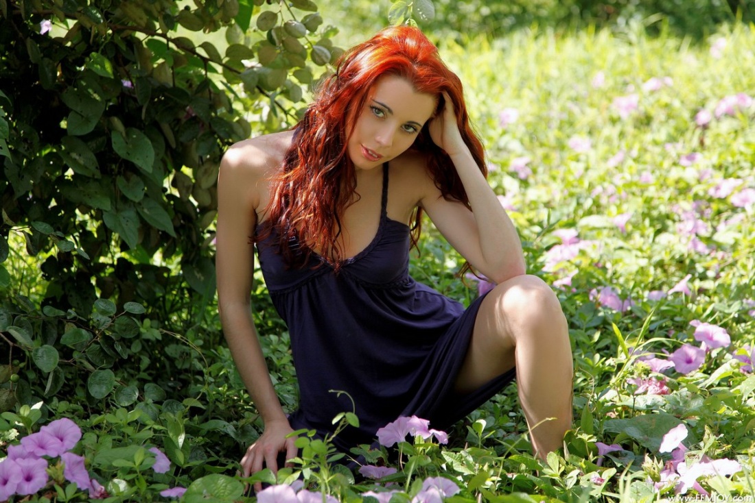 Рыжая красавица на природе ню