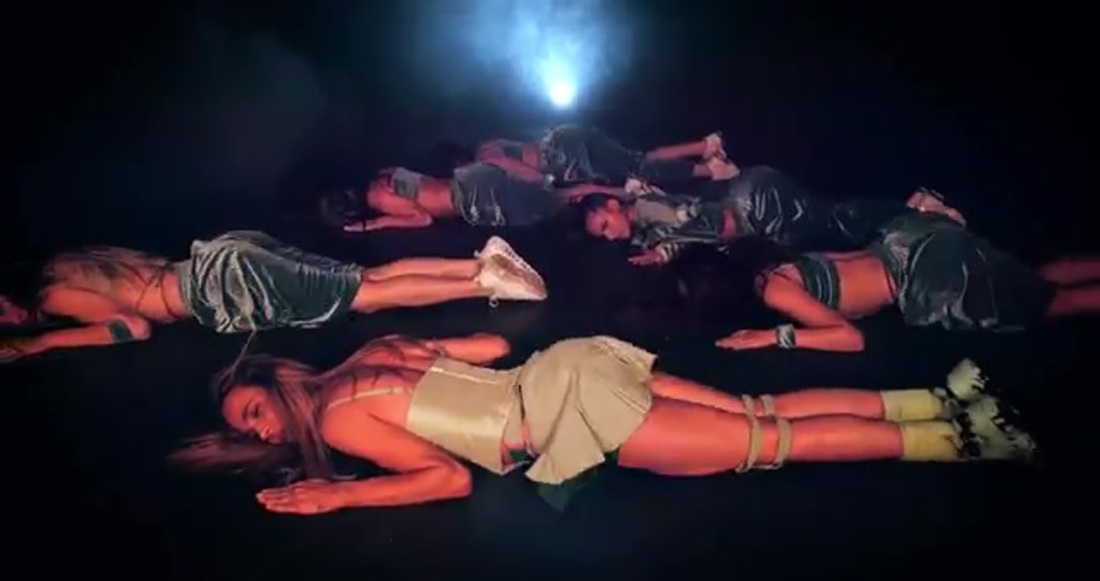 Майли Сайрус голая на сцене