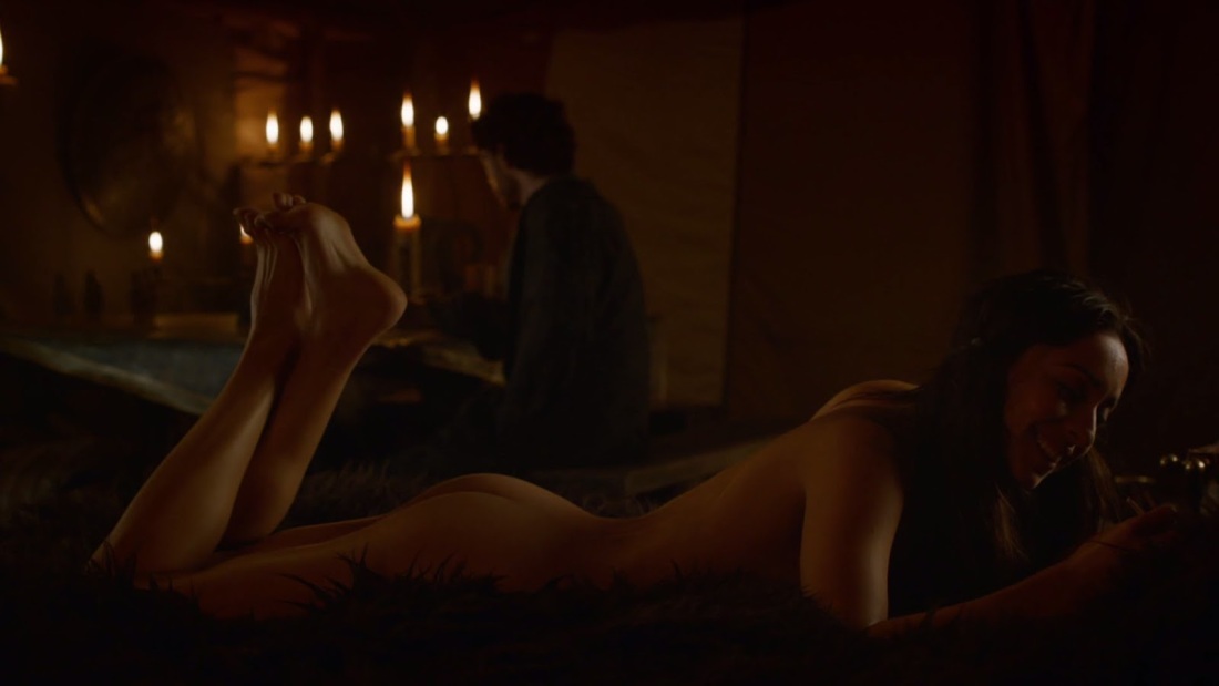 Уна Чаплин без лифчика