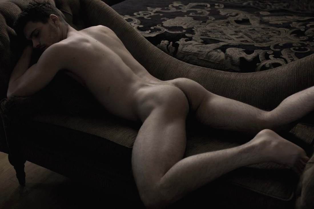 Красивая голая мужская задница