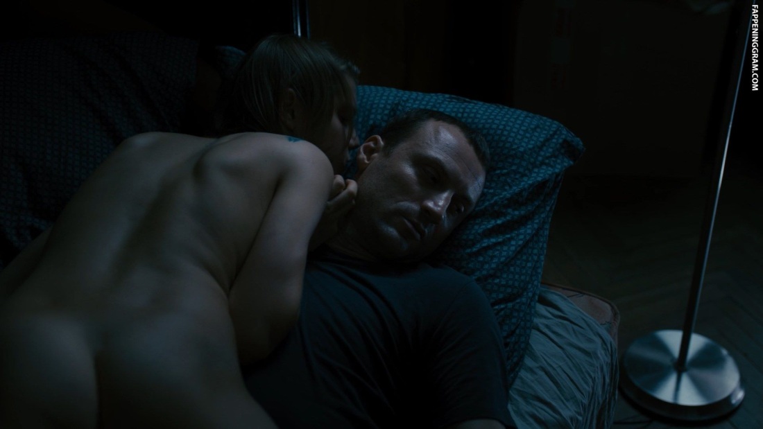 Голая Шарлиз Терон в фильме Пылающая равнина