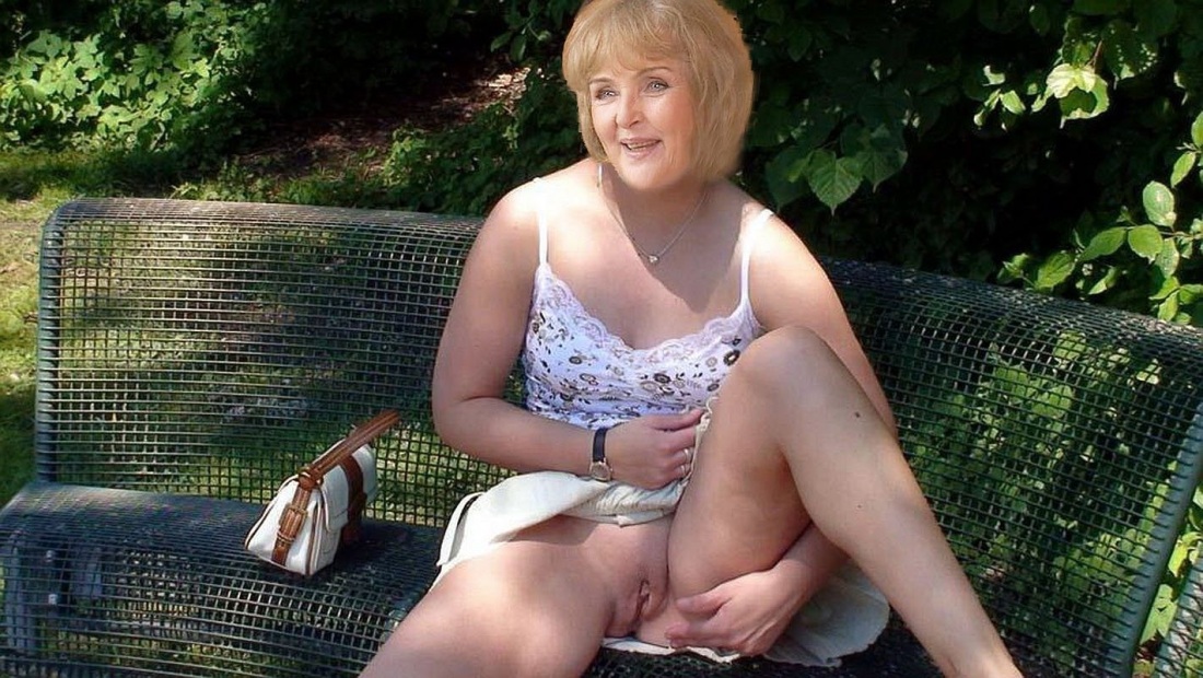 Женщина в магазине без трусов