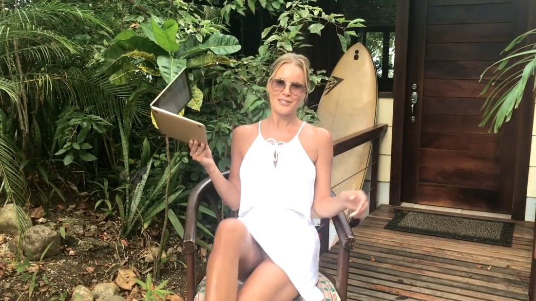 Лена летучая в купальнике в Ревизорро