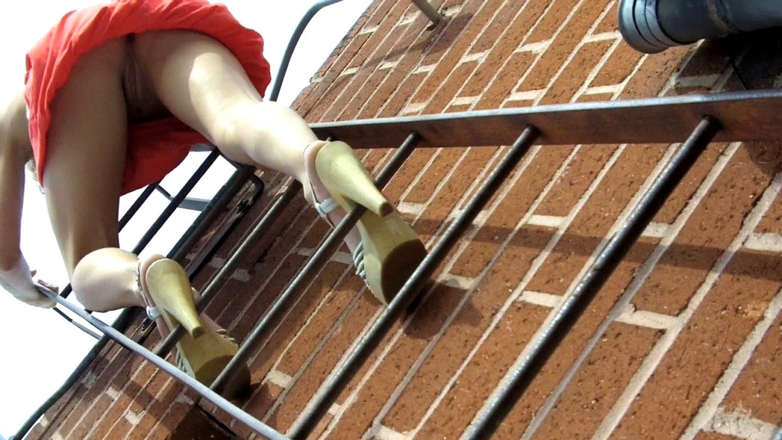 Голые девки загорают на крыше