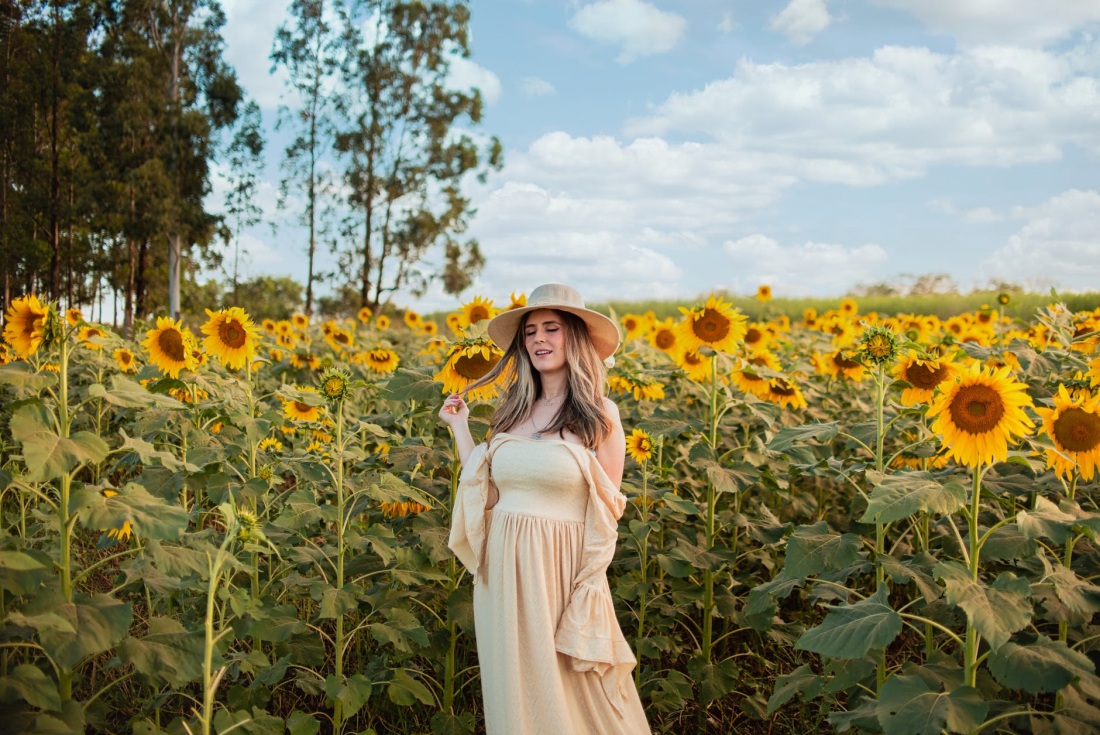 Фотосессия в подсолнухах ню