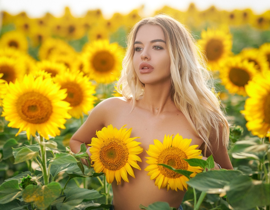 Эротическая фотосессия в подсолнухах