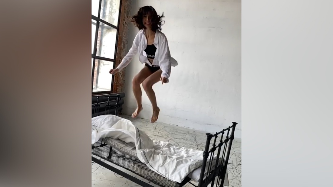 Агата Муцениеце папарацци