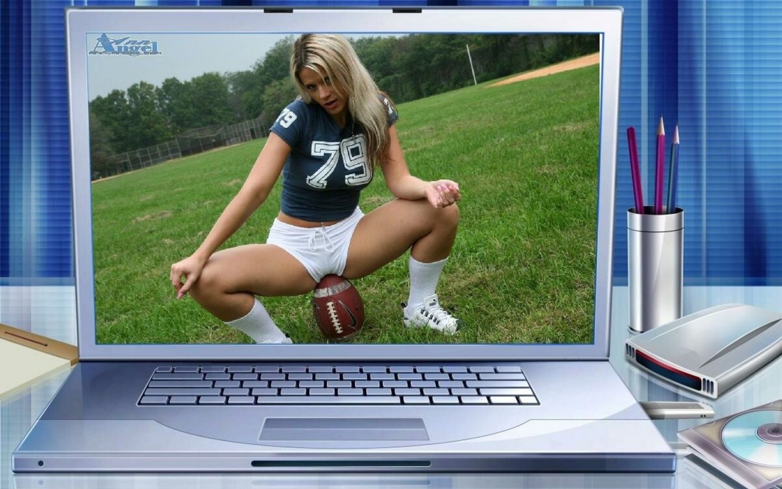 В трусах за компьютером