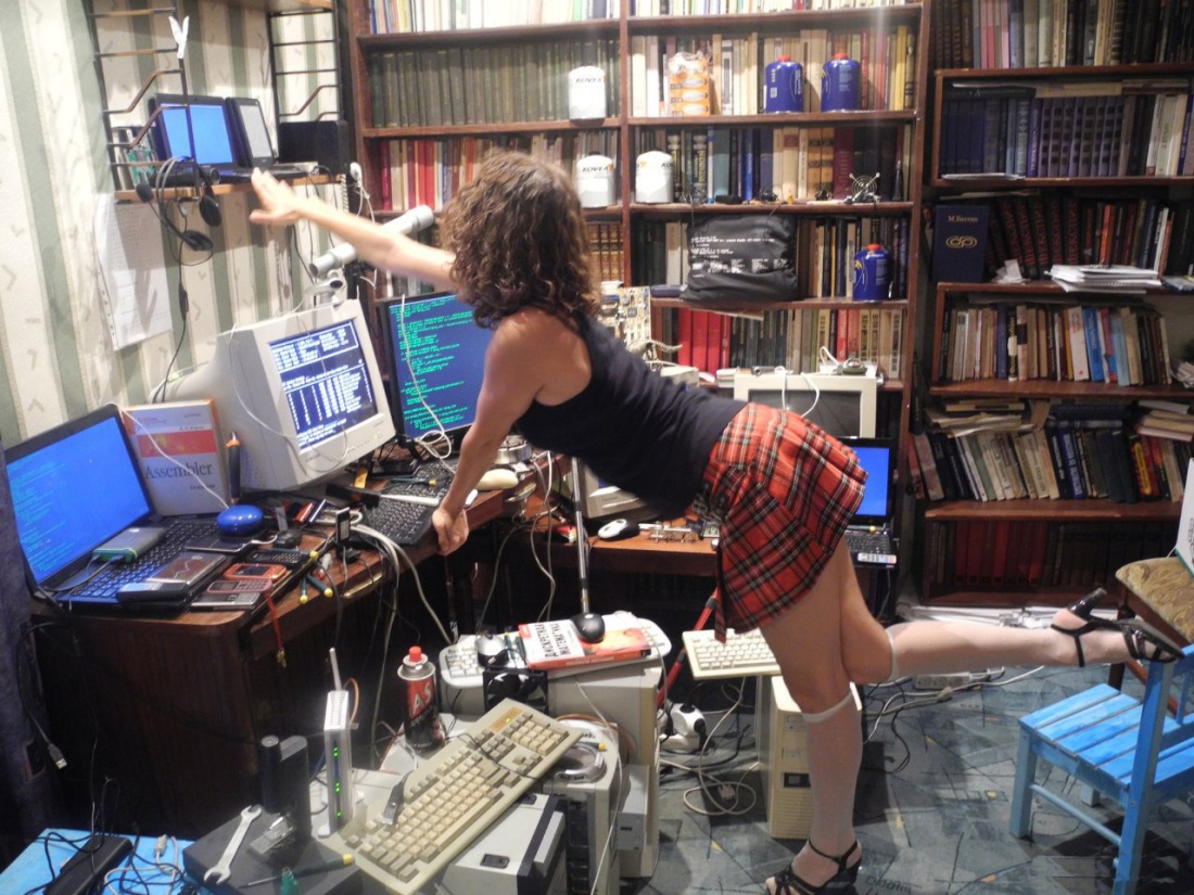 Голые женщины за компьютером