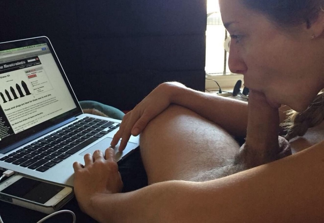 Девушка за компьютером эро