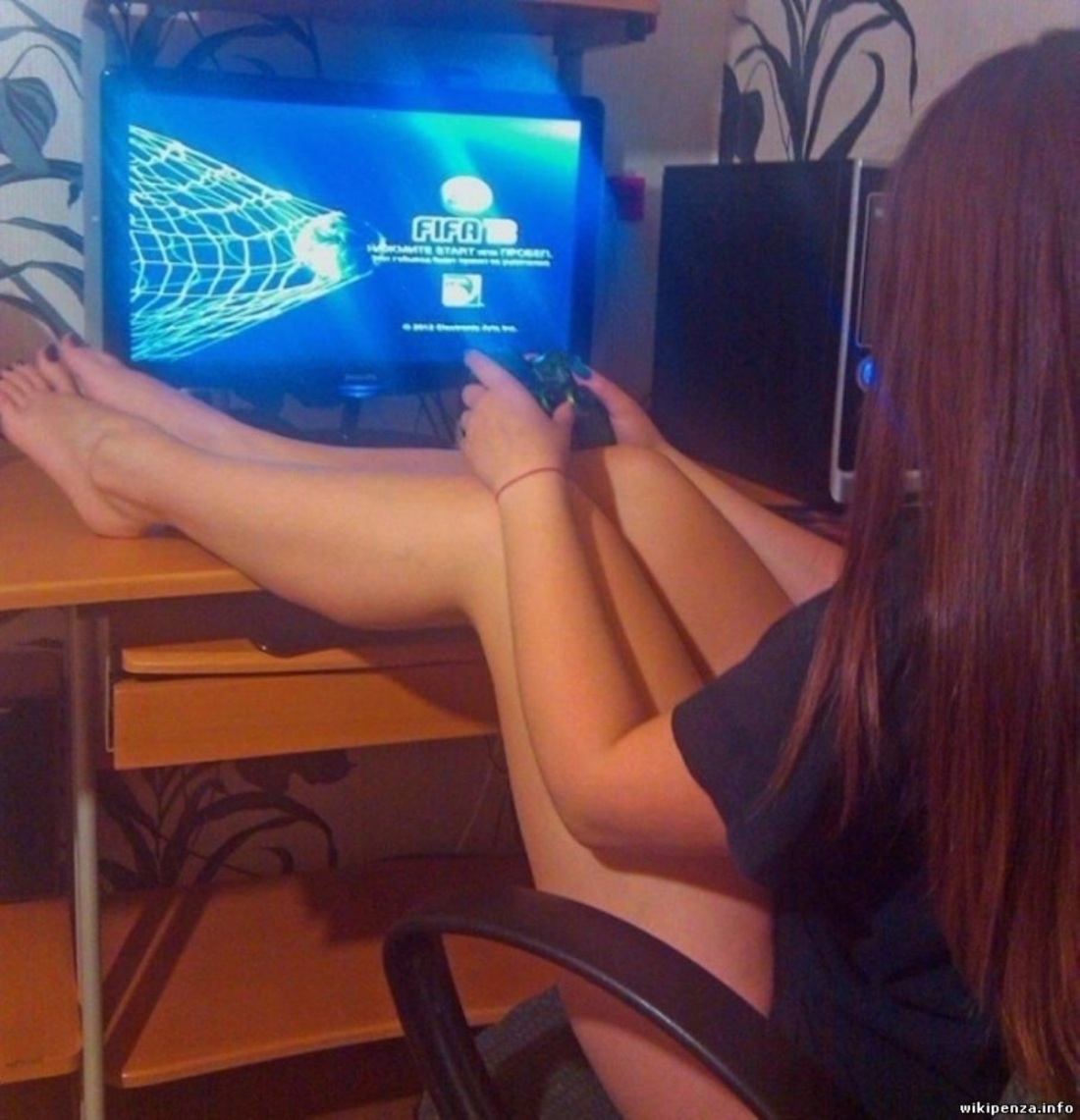 Человек с биноклем Мем