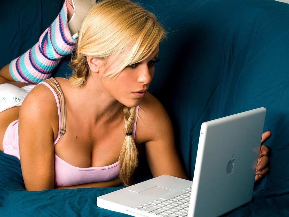 Девушка геймер