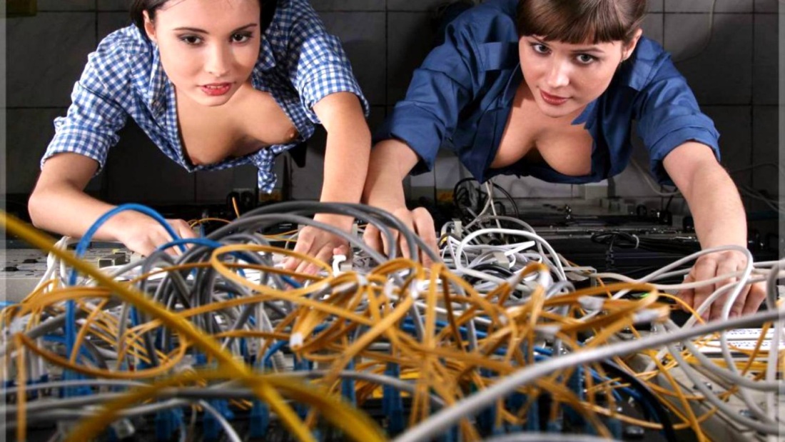 Голая за ноутбуком