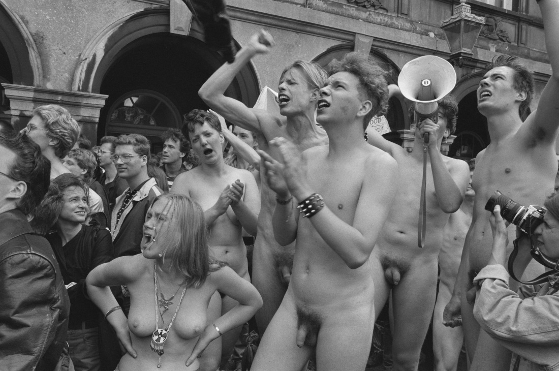 Демонстрация голых баб