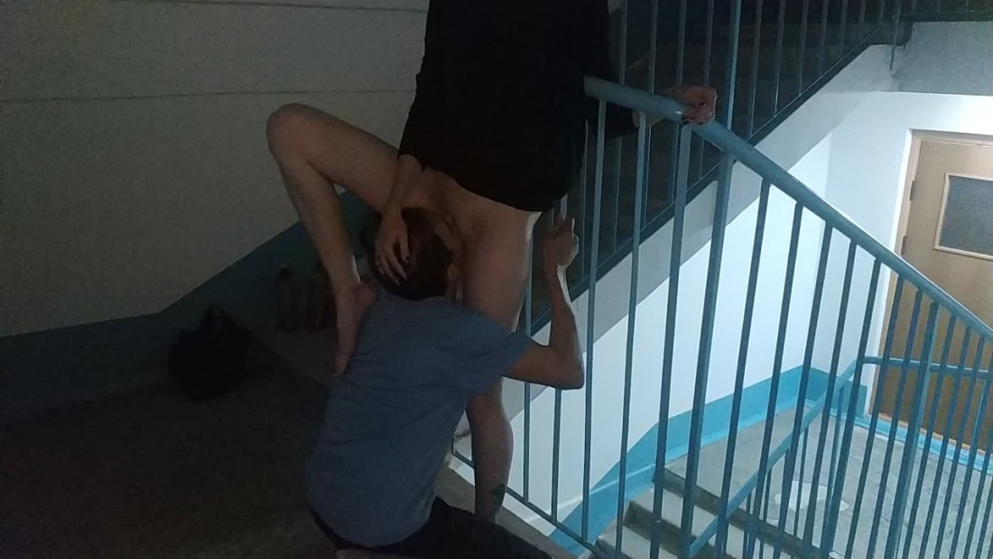 Школьница отсосала в подъезде