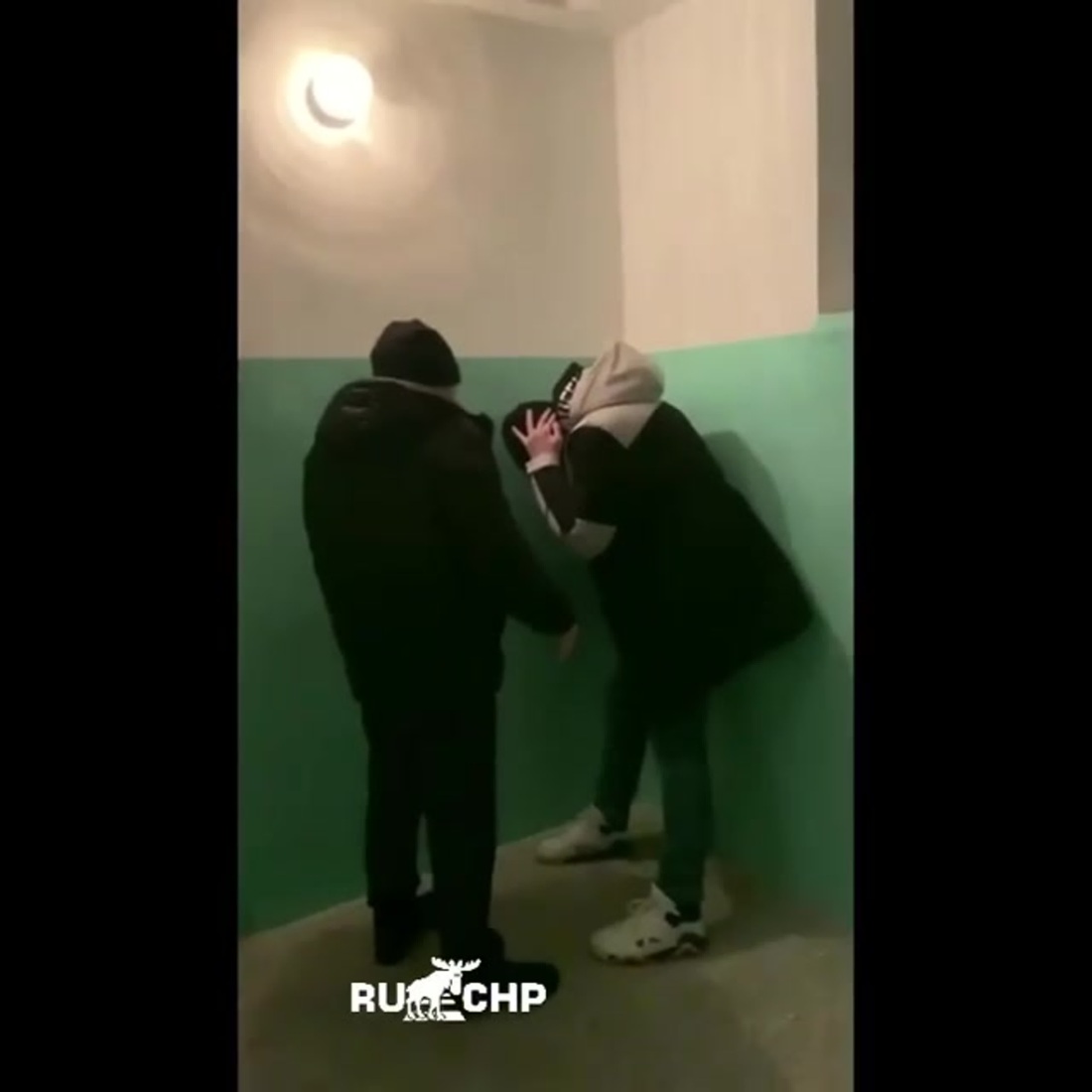 Девушки раздели парня на улице