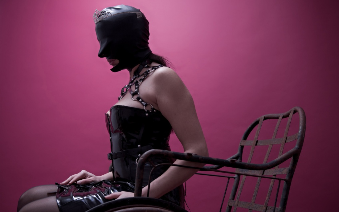 Связанная на стуле