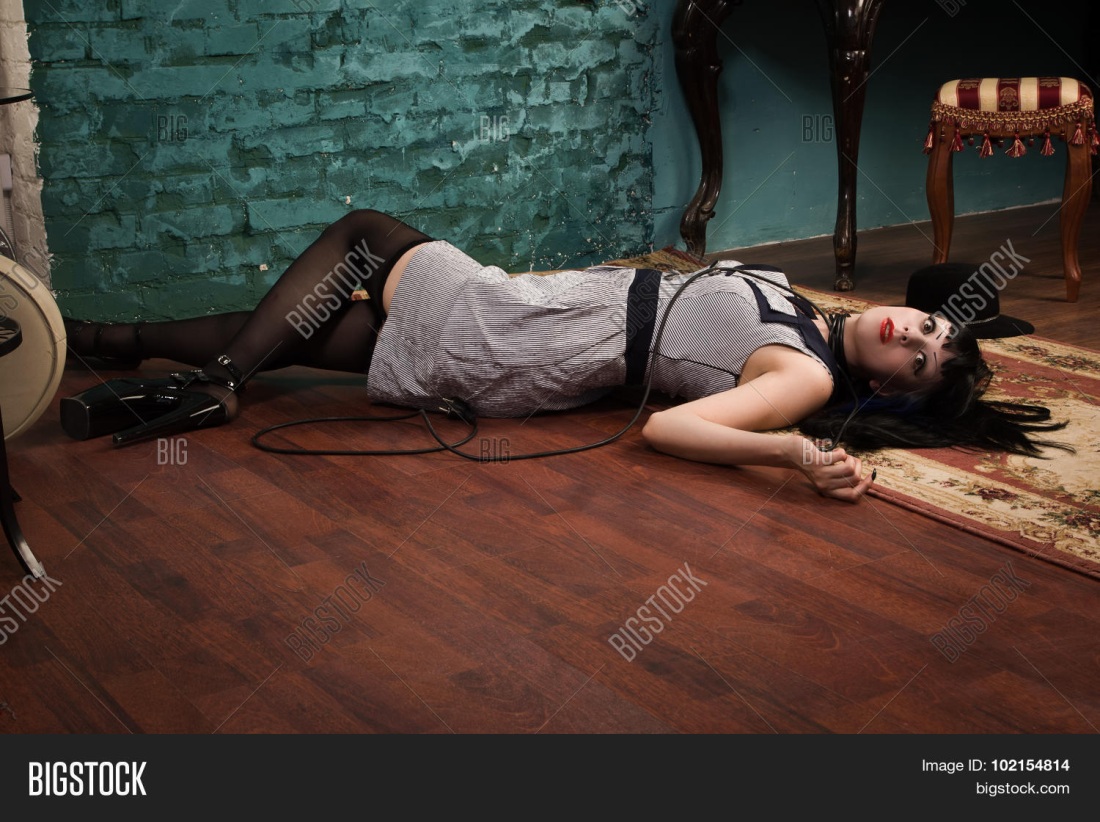 Связанные девушки на полу