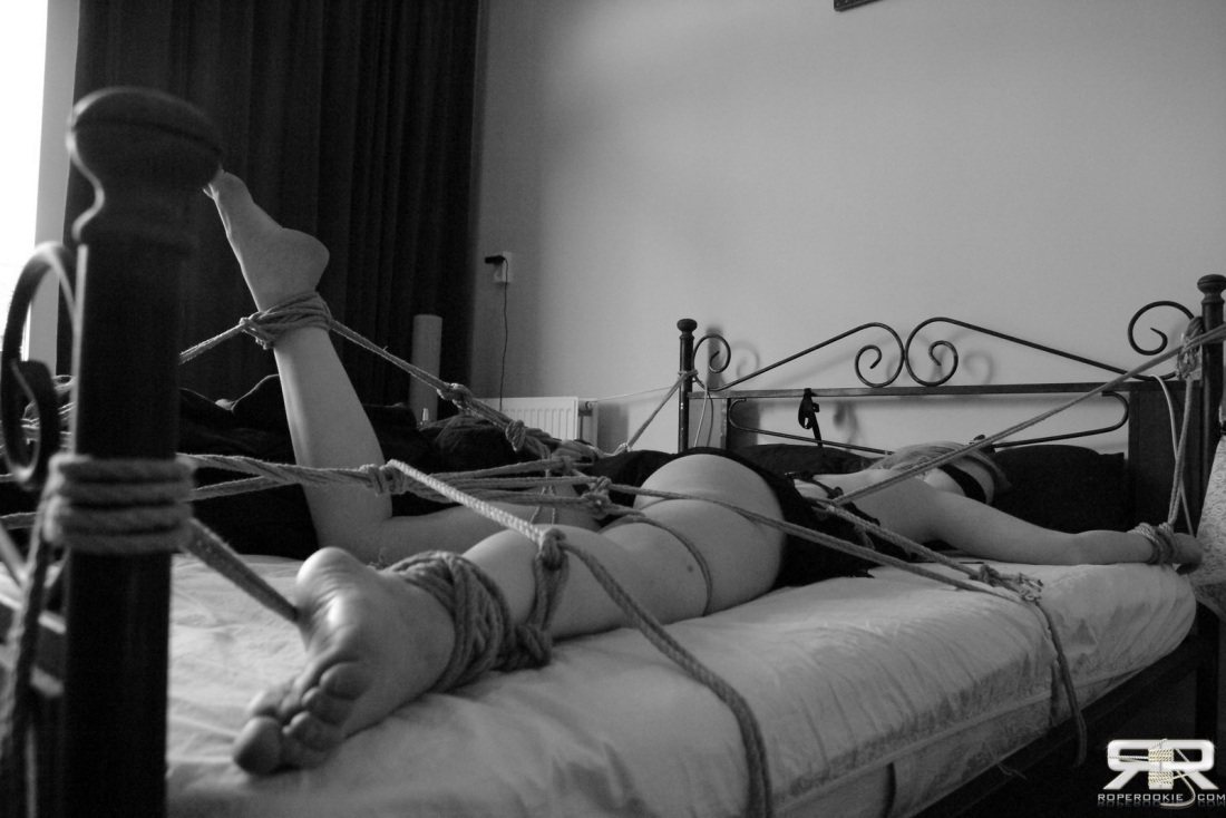 Девушка привязана к кровати