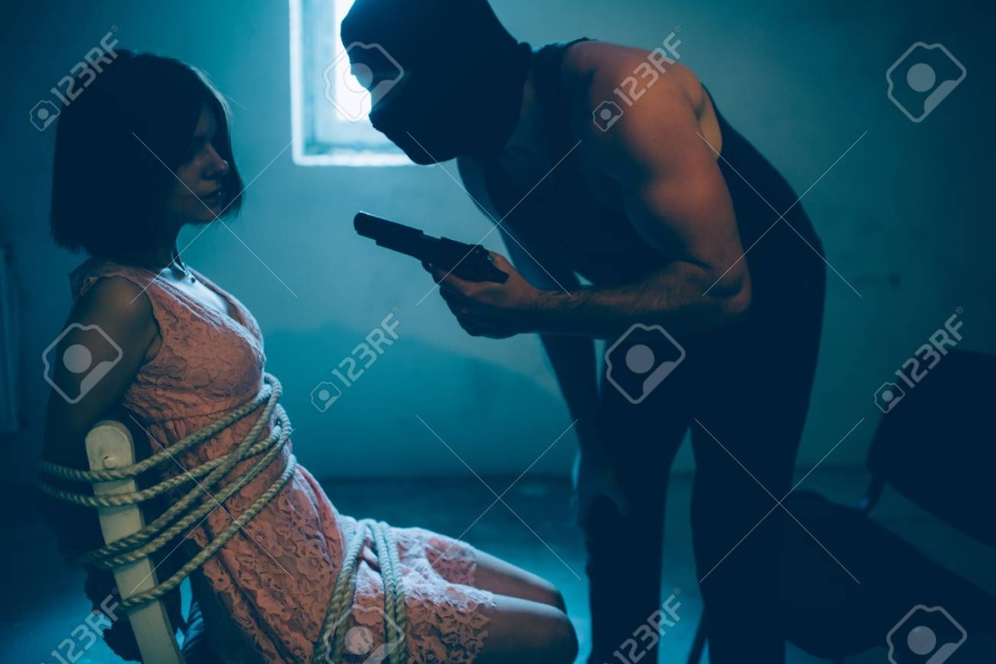 Девушка привязана к стулу