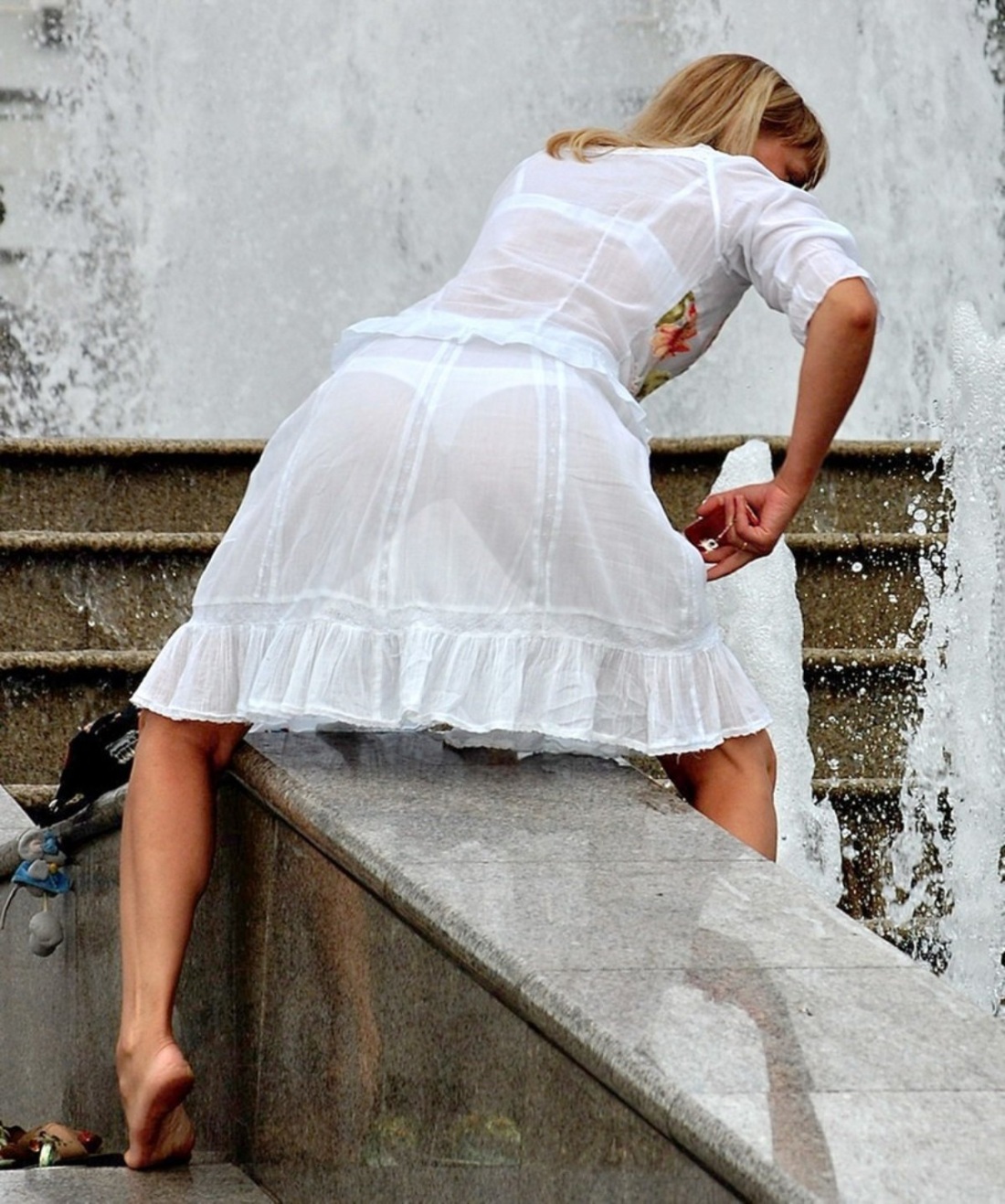 Девушки в прозрачных платьях