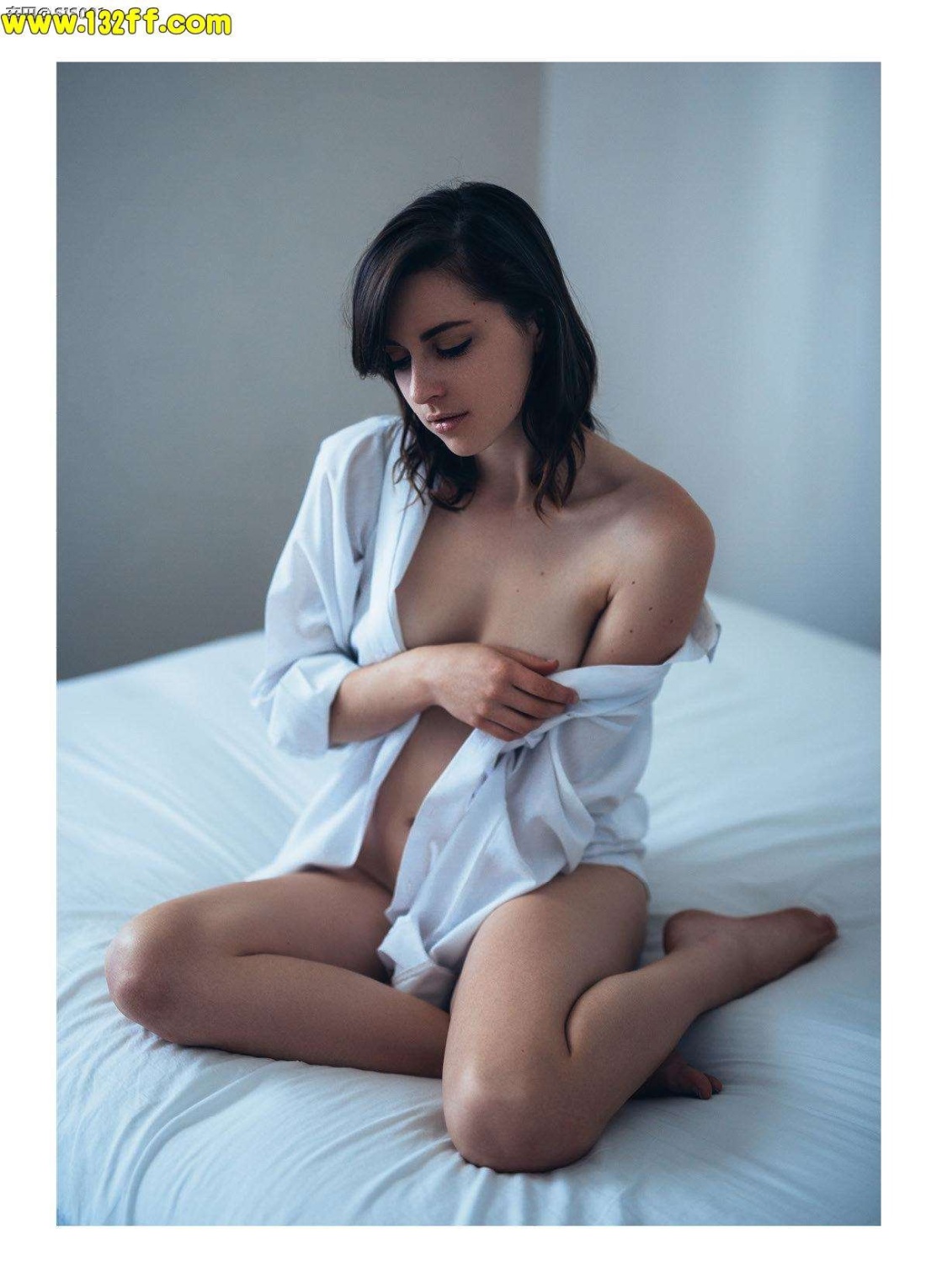 Девушка в мужской рубашке ню