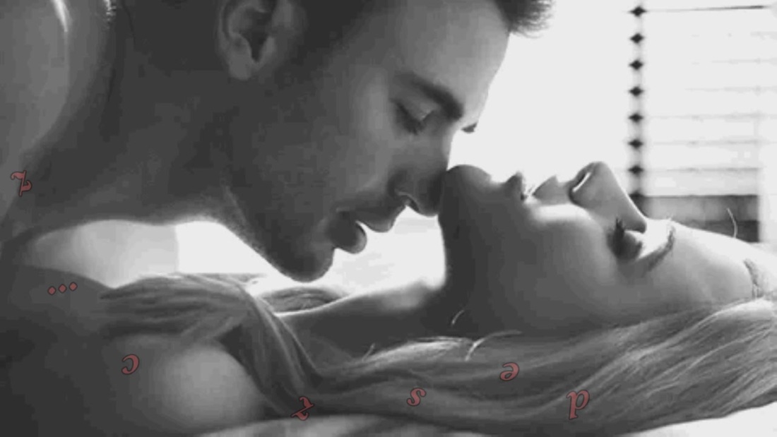 Целует тело девушки