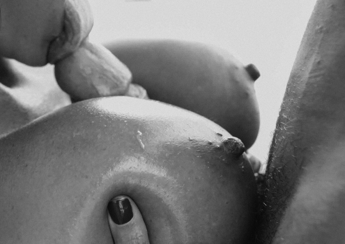 Между Сисек крупным планом