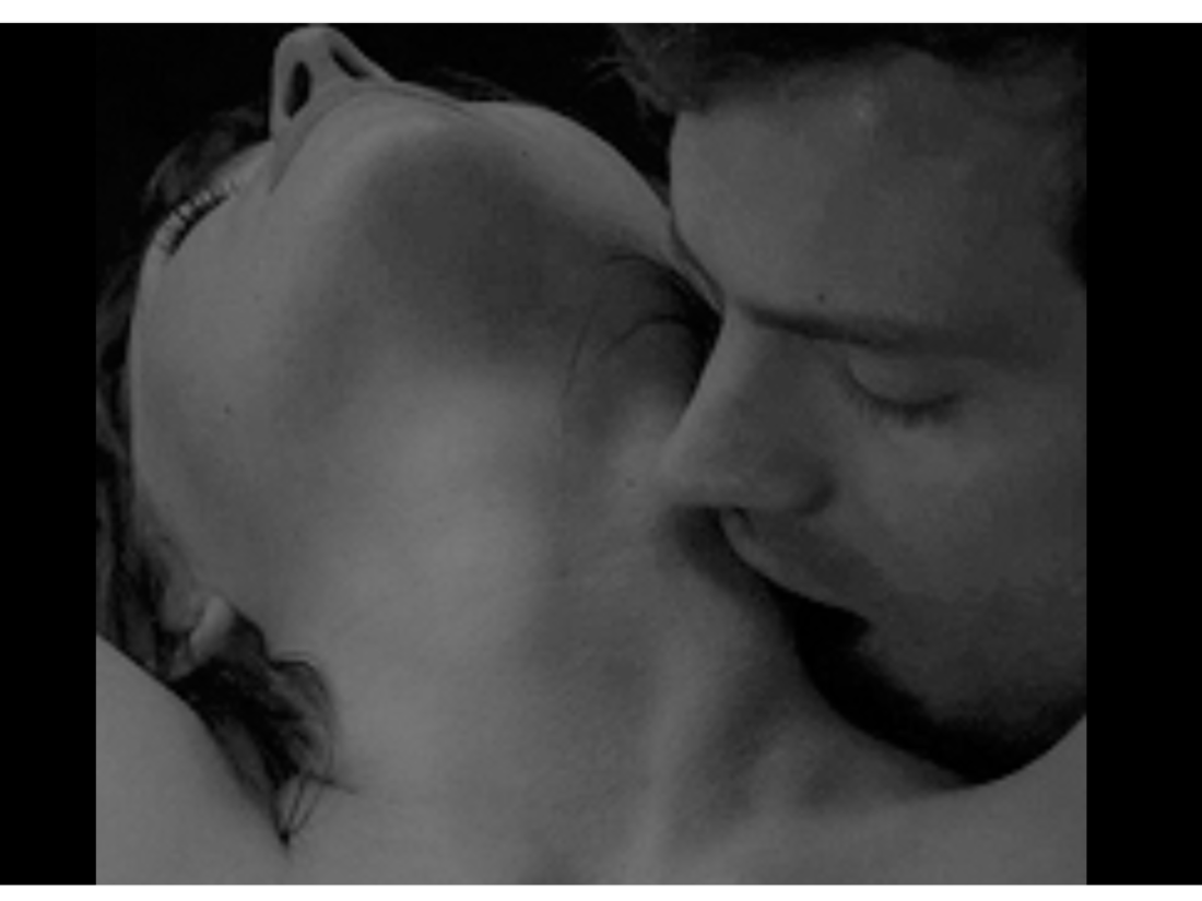 Целует в шею