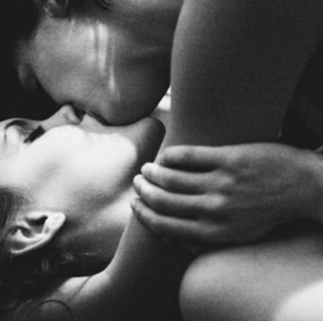 Языком по телу девушки