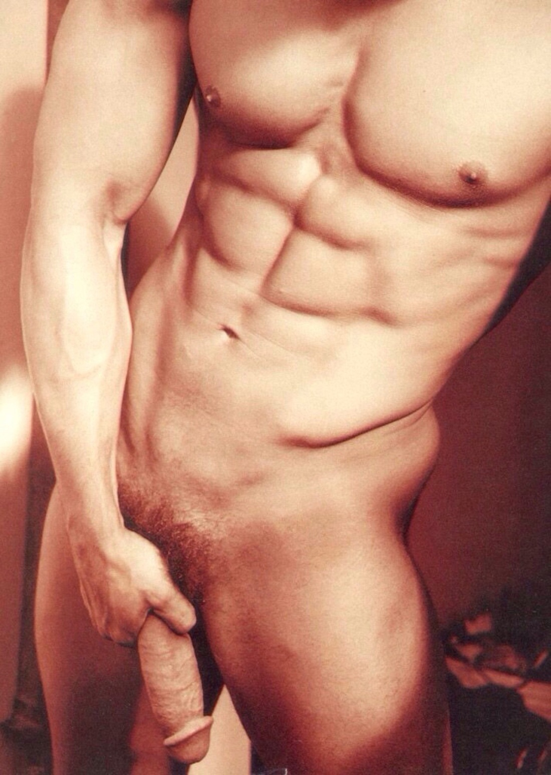 Голый парень с большим хуем