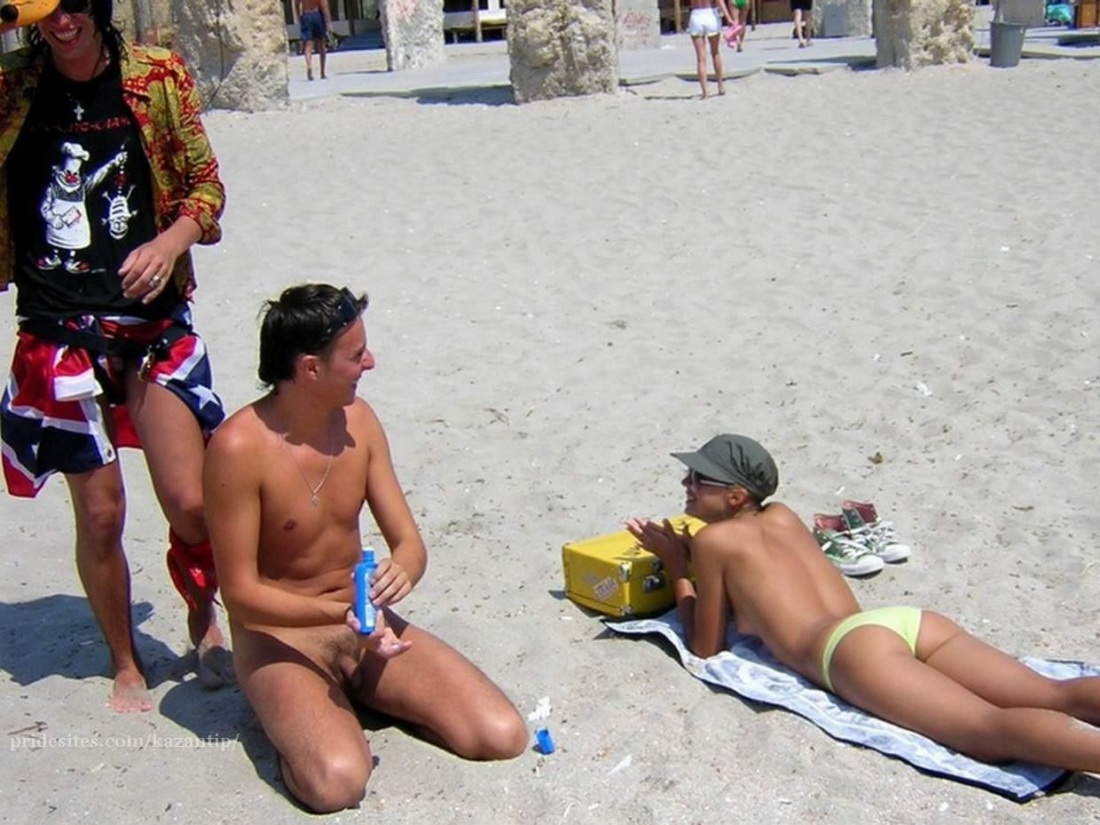 голые парни на общественном пляже фото 21