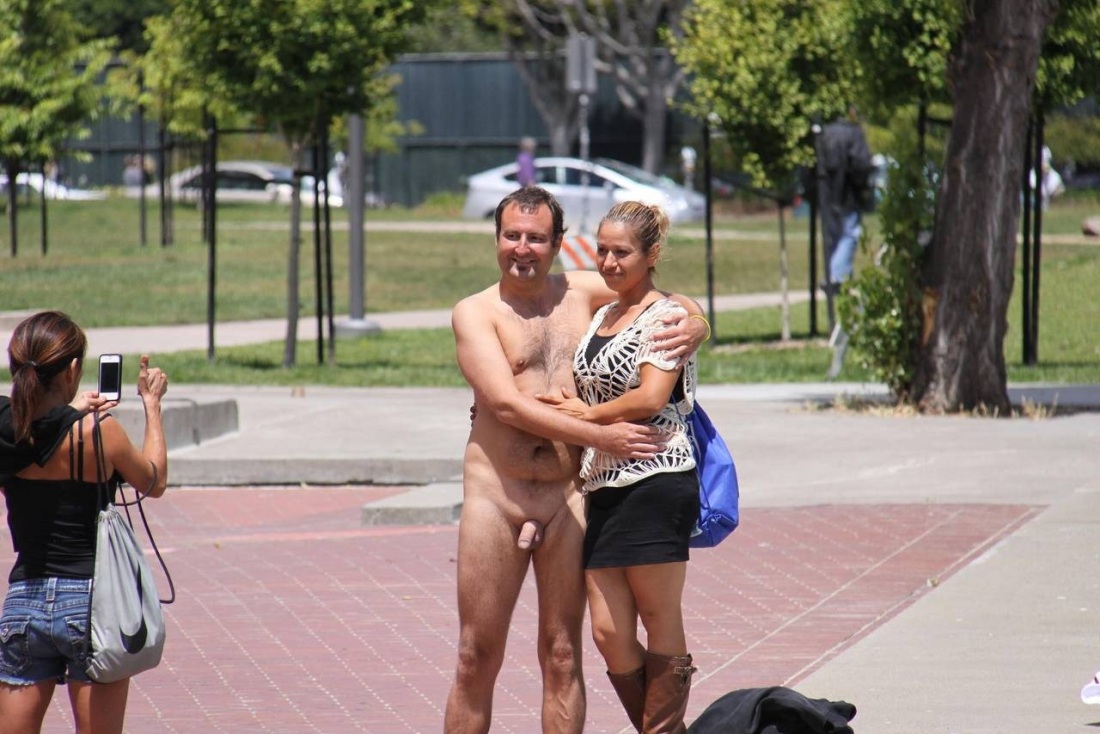 Голая на пляже перед парнями