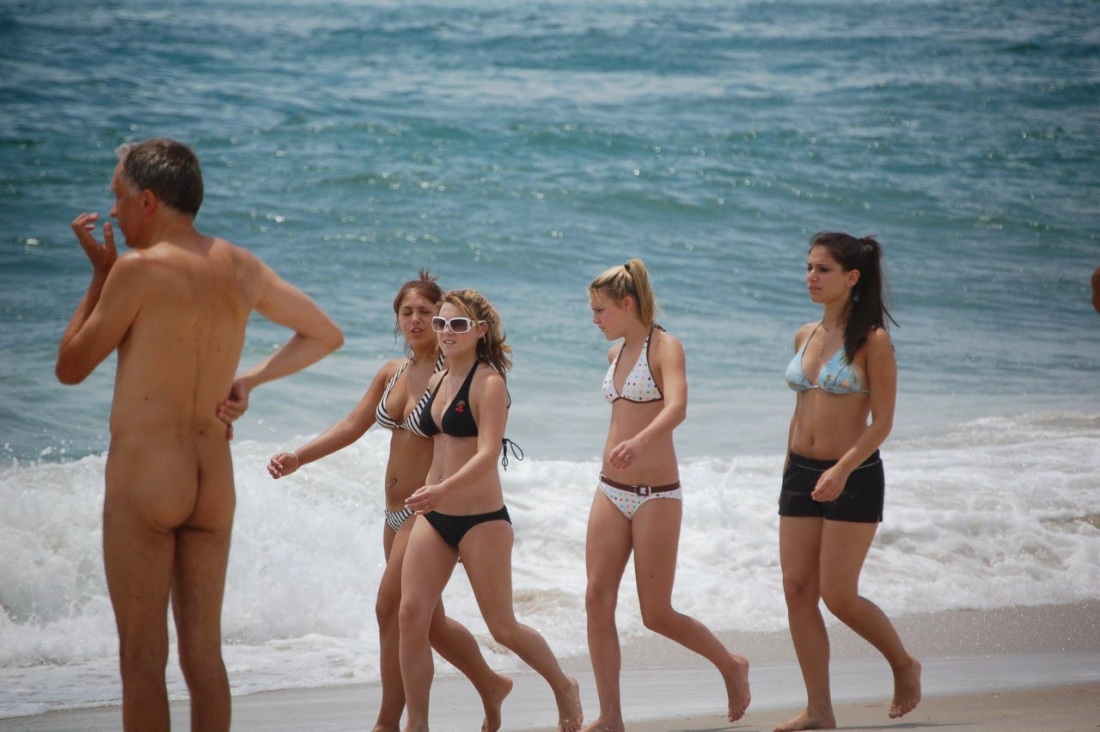 Парни голые на пляже одетых