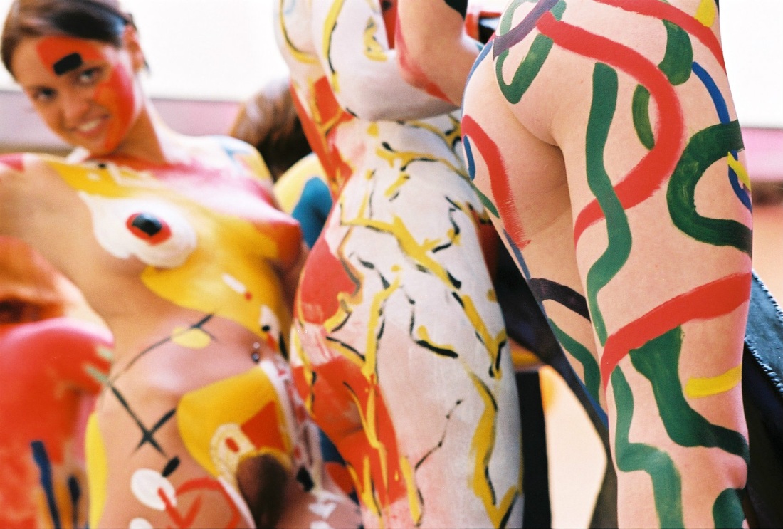 Публичный голый бодиарт