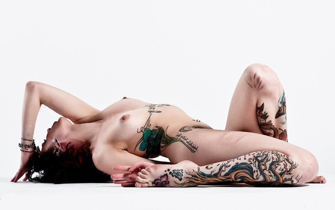 Модель Патриция в татуировках ню