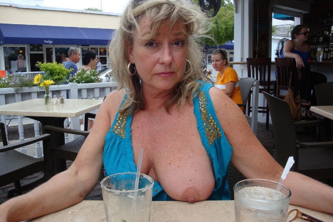 У пожилой женщины вывалились сиськи