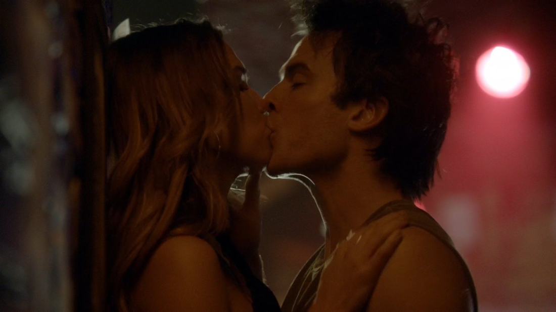 Дневники вампира Стефан и Деймон поцелуй