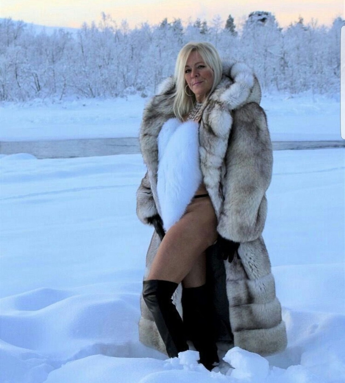 Эротична в меховой шубе