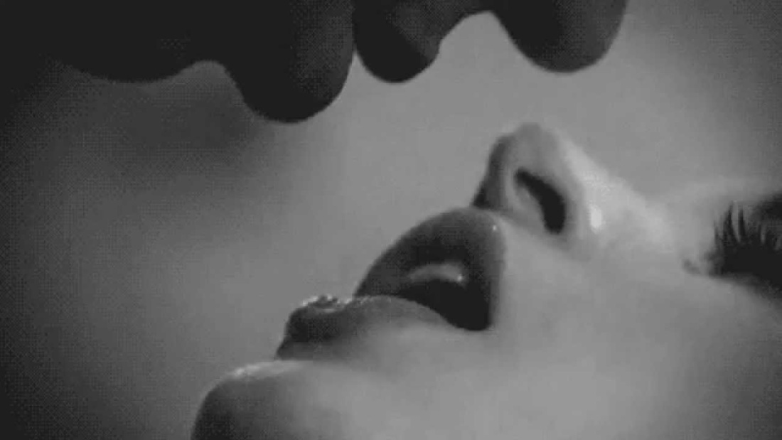 Поцелуй гиф