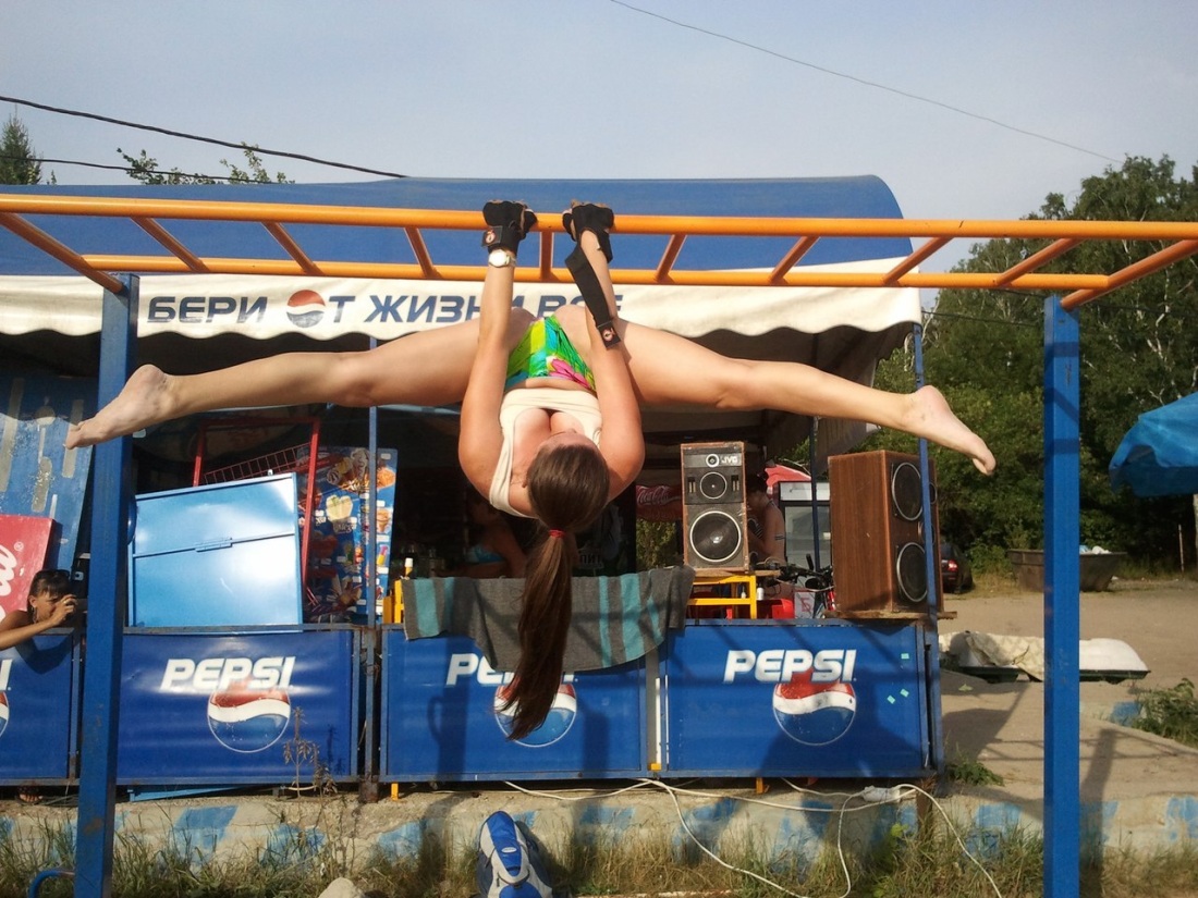 Девушки на перекладине ню