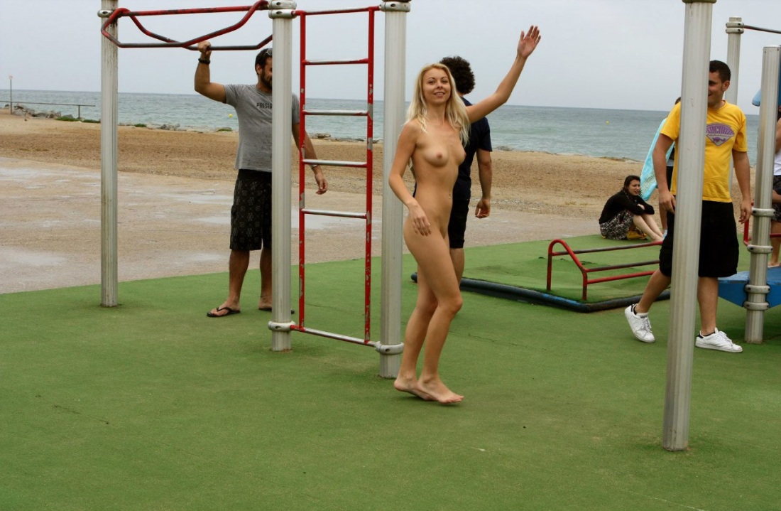 Девушки голышом на спортплощадке