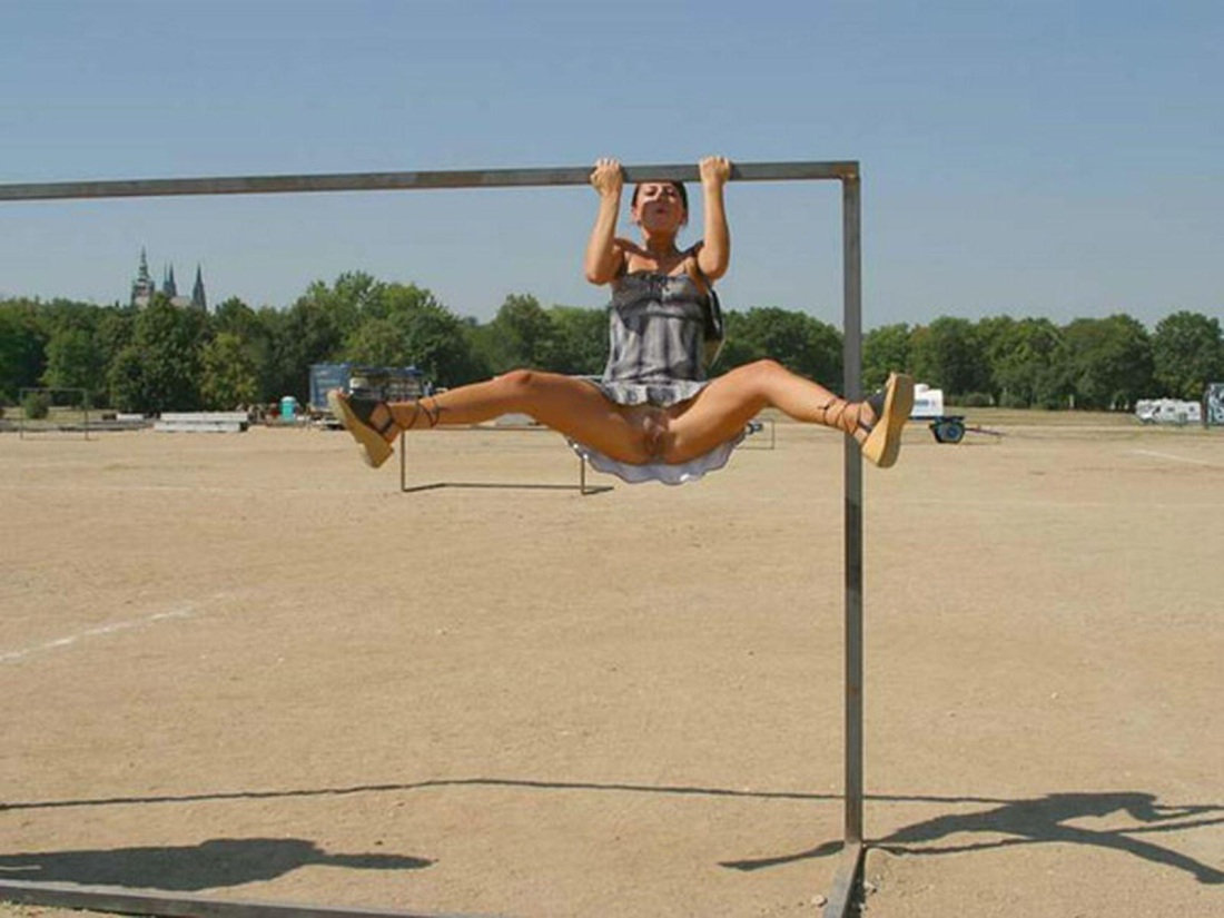 Девушка на турнике без трусов