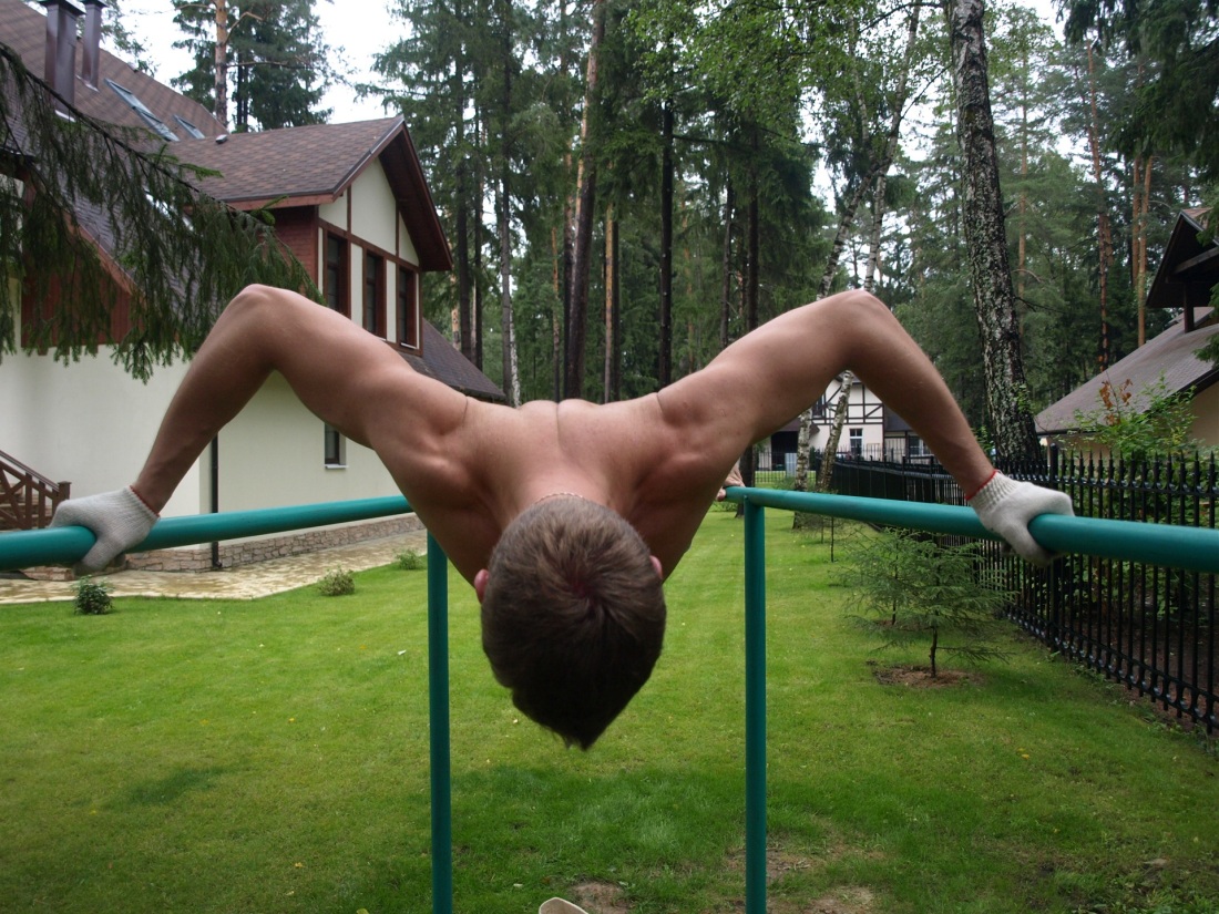 Голый пацан на турнике