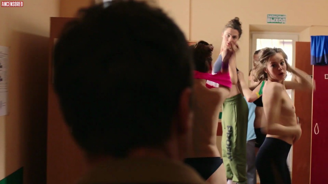 Дарья Пицик в раздевалке в сериале