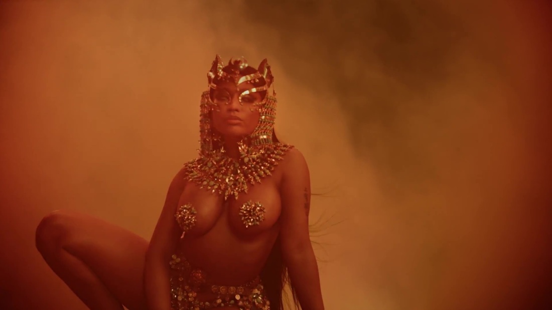 Ники Минаж голая грудь