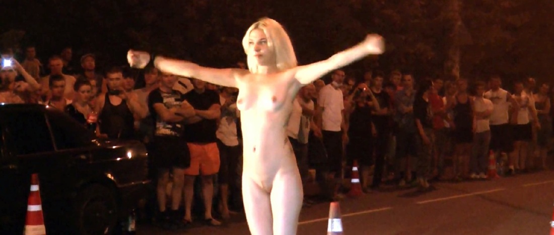 Девчонки танцуют голышом