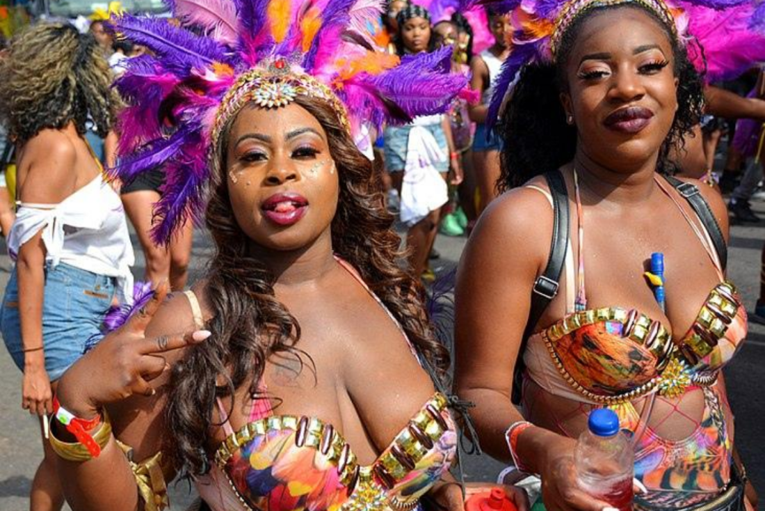 Большие сиськи на карнавале